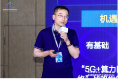 通用模子取范畴数据模式的连系正正在沉构各行